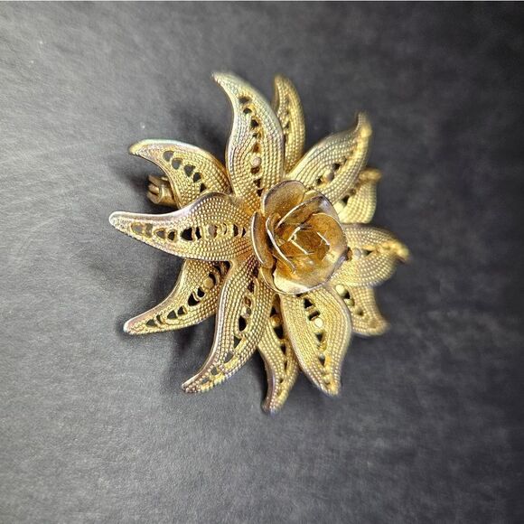 Vintage Gold Tone Delicate Filigree Textured Petal Rose Floral Brooch Lapel Pin - Picture 6 of 7